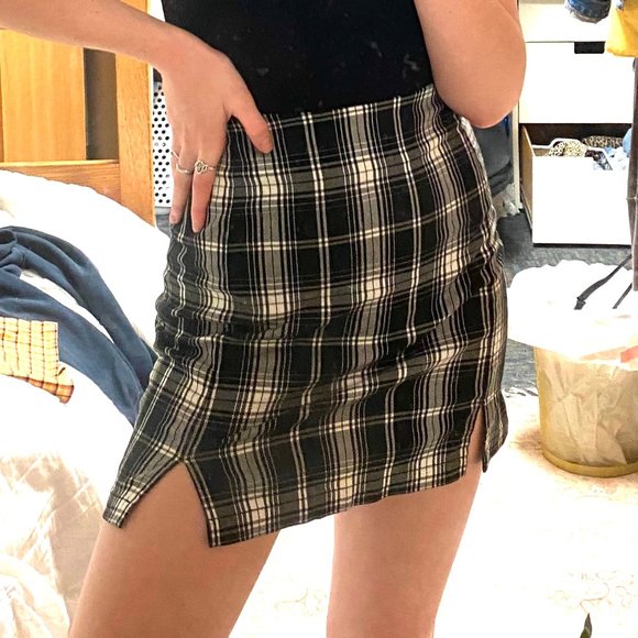 Brandy Melville Dresses & Skirts - BRANDY MELVILLE BLACK & WHITE PLAID MINI SKIRT